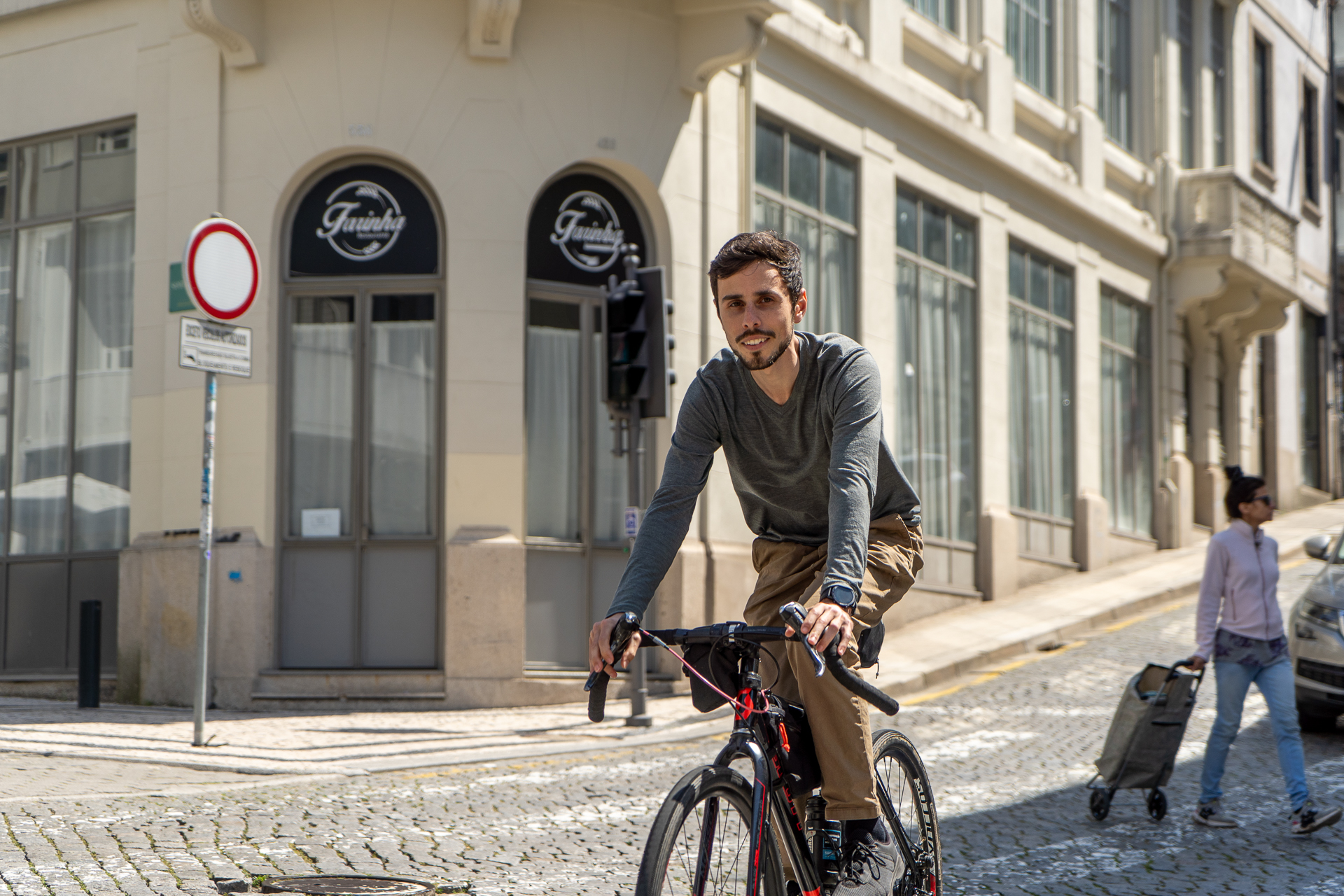 Francisco Lino a descer a rua da Firmeza, Porto